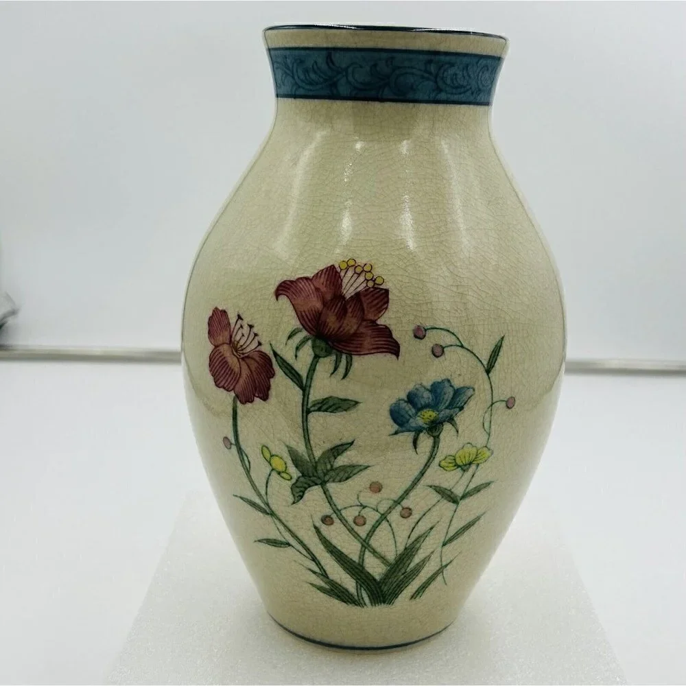 Andrea by Sadek Hand Painted Porcelain Vase Fleur de Chantilly #6604 9” Tall